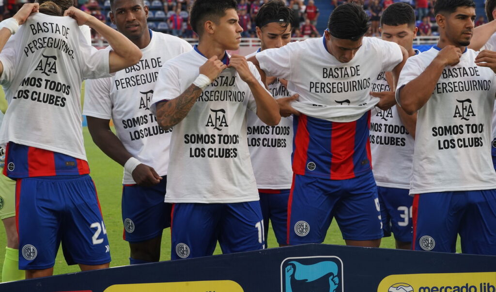 Basta de perseguirnos, AFA somos todos los clubes: el equipo de San Lorenzo antes del partido. (Marcelo Carroll).